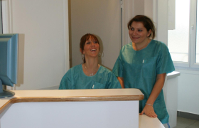  Les assistantes à l'accueil : Faustine Leroy assise, et Julie Bradesi debout